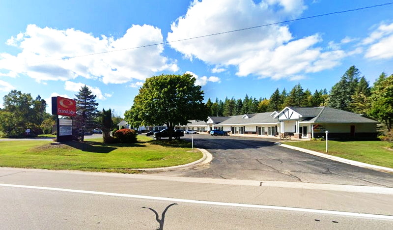 Econo Lodge Lakeshore (Maple Leaf Motel) - Street View (newer photo)